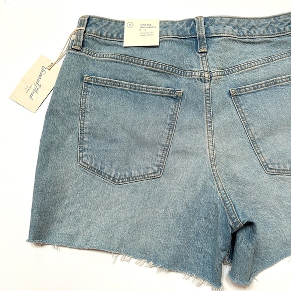 NWT - Universal Thread High-Rise Midi Stretch Button Denim Jean Shorts, Size 8 - Picture 8 of 13